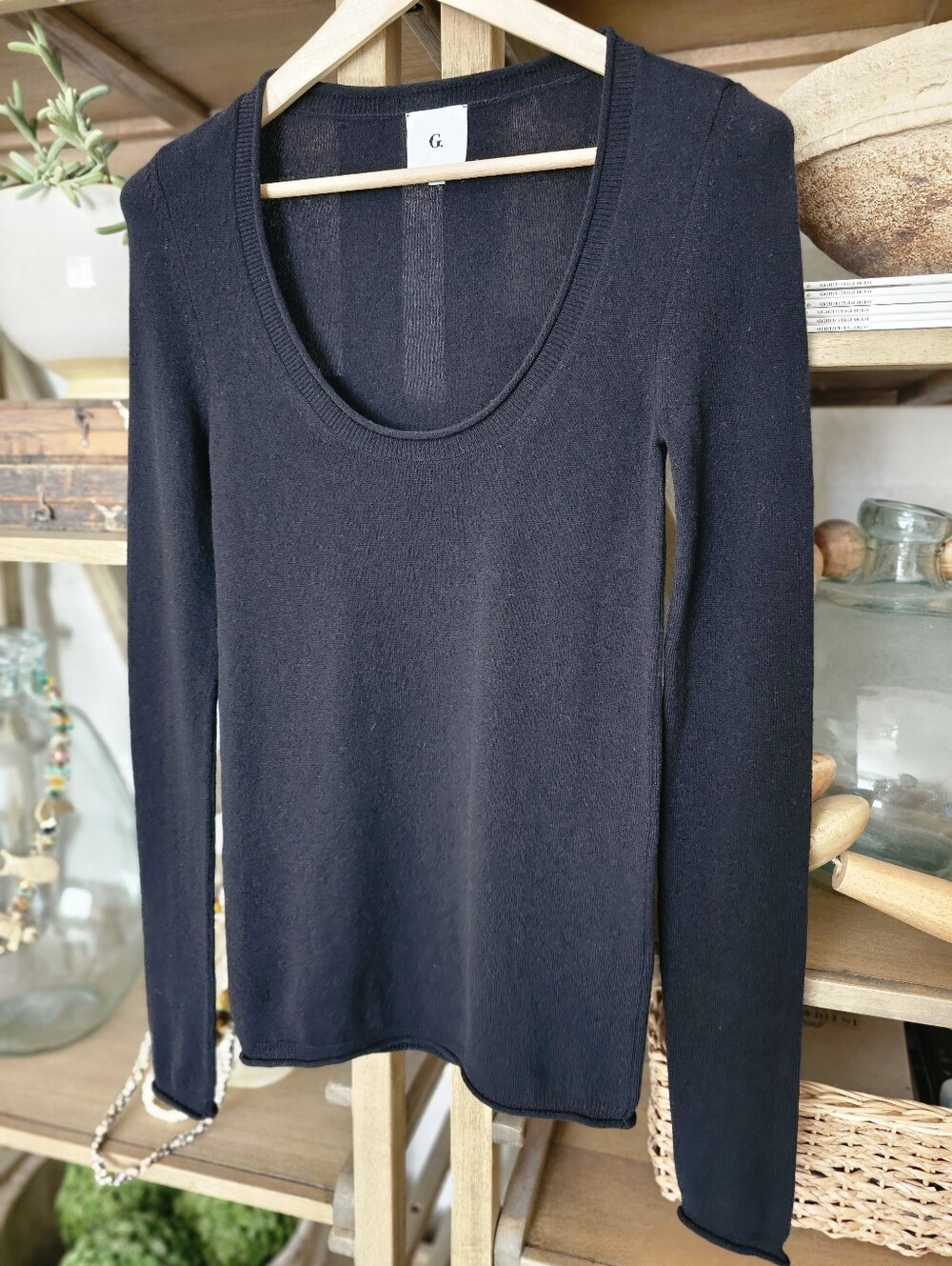 The G. Label by Goop GWYN Lynn 100% Cashmere Scoop-Neck Sweater Black - Picture 8 of 8